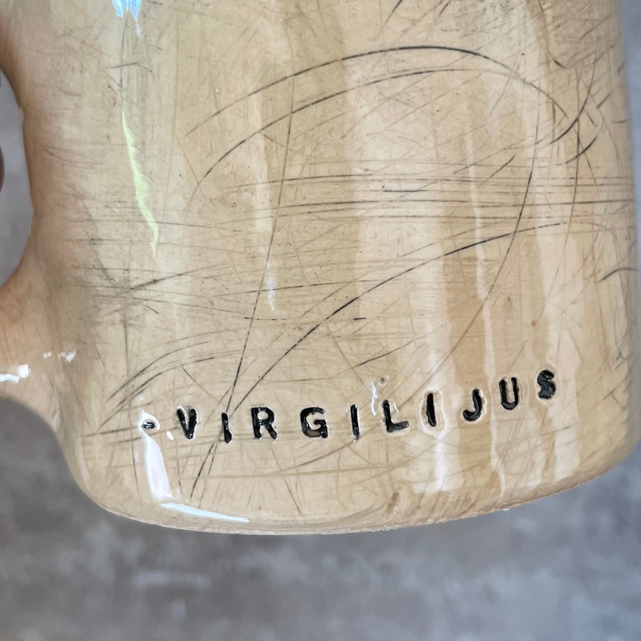 Didelis rusvas puodelis su Virgilijaus citata