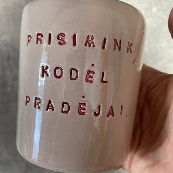 Rožinis puodelis su užrašu PRISIMINK, KODĖL PRADĖJAI