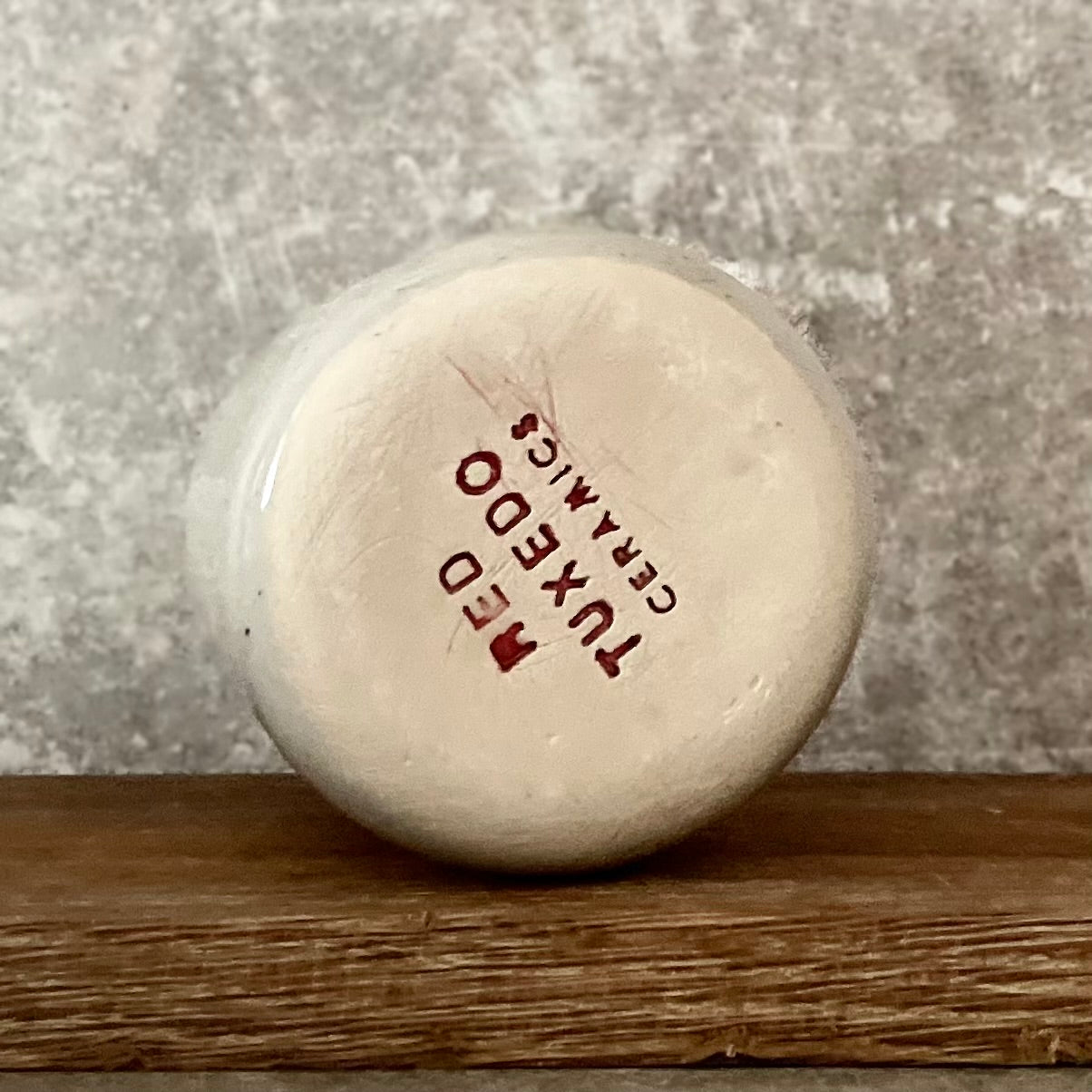 Taškuotas smagus puodelis jai