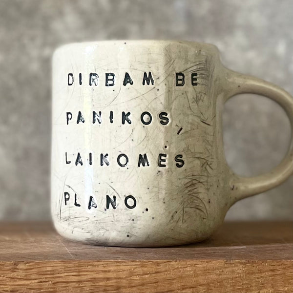 Taškuotas vidutinis puodelis apie darbą