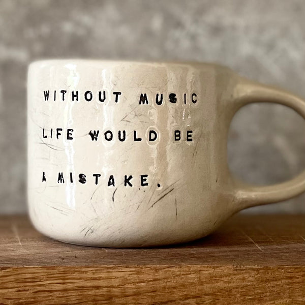 Puodelis su Nyčės citata apie muziką