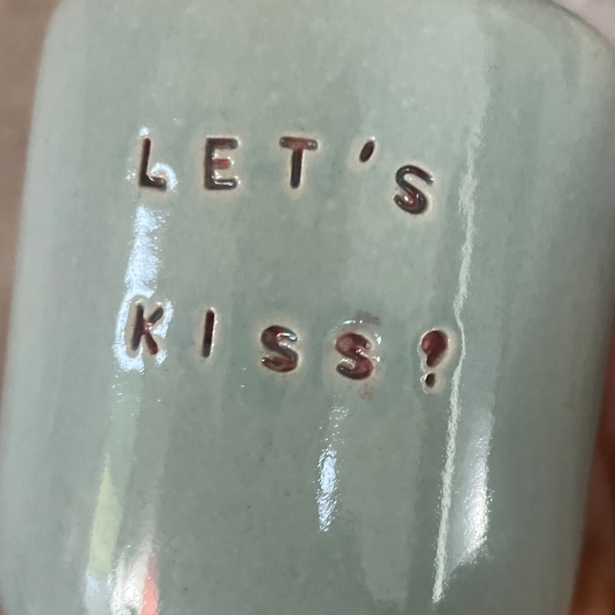 Du maži žydri puodeliai 'Let's kiss?'