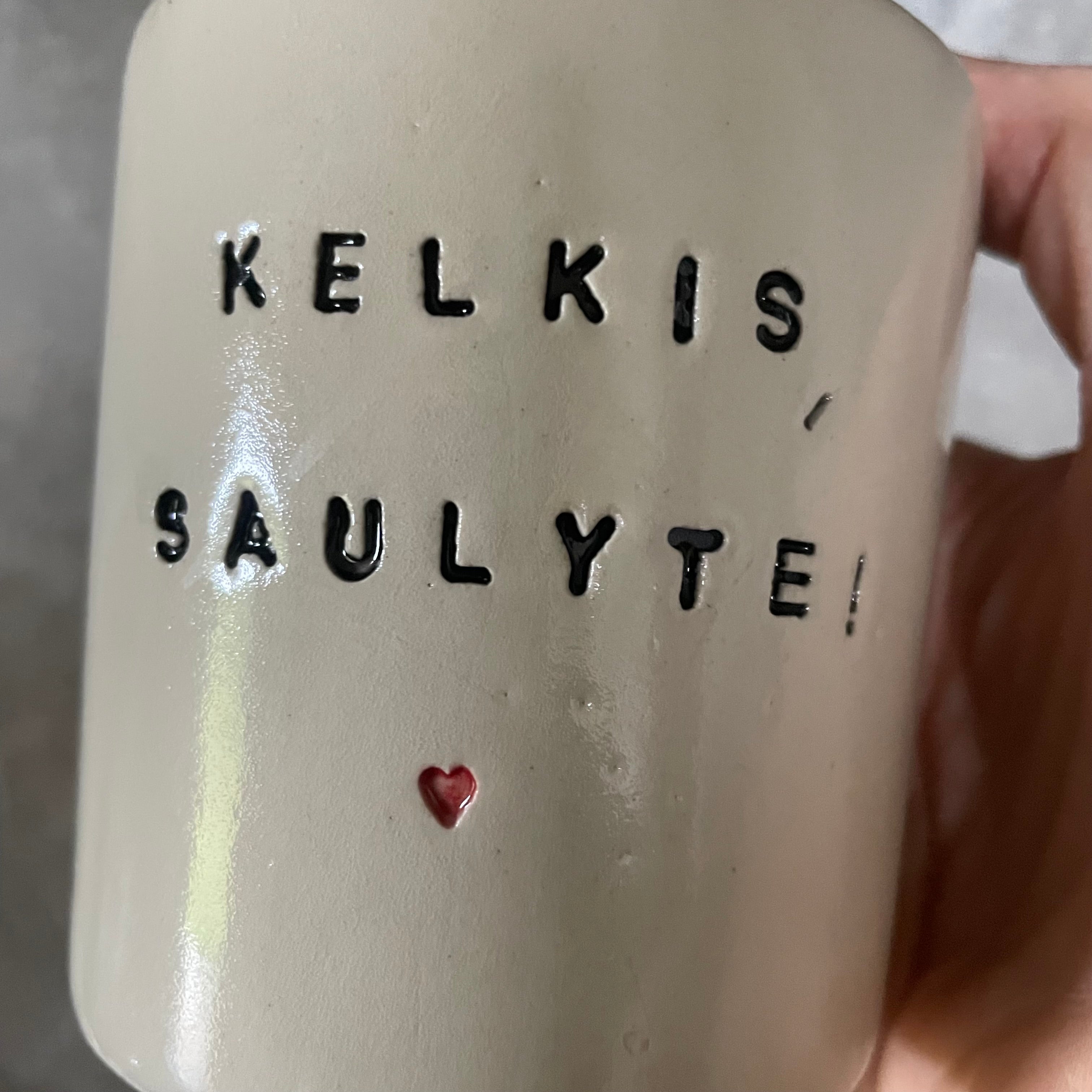 Puodelis be rankenos KELKIS, SAULYTE! ♥️