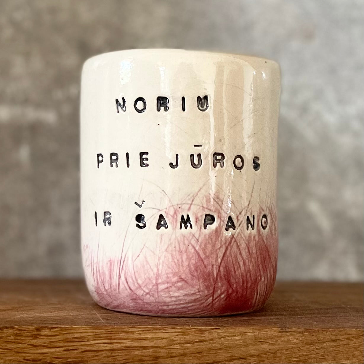 Netolygiai rožinis puodelis apie šampaną
