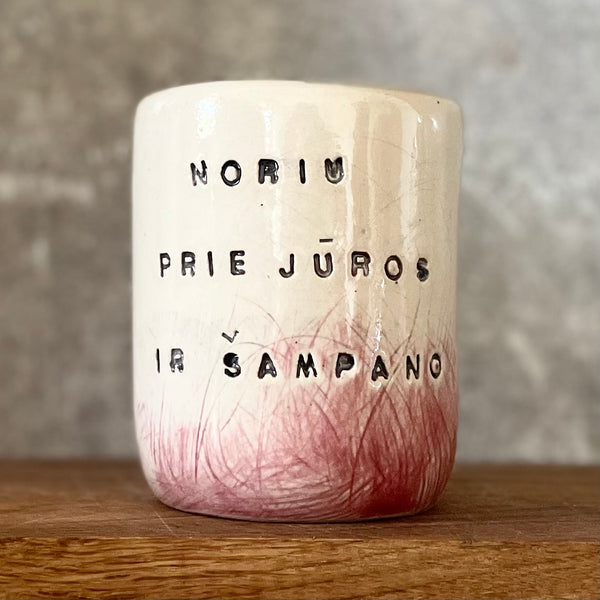 Netolygiai rožinis puodelis apie šampaną