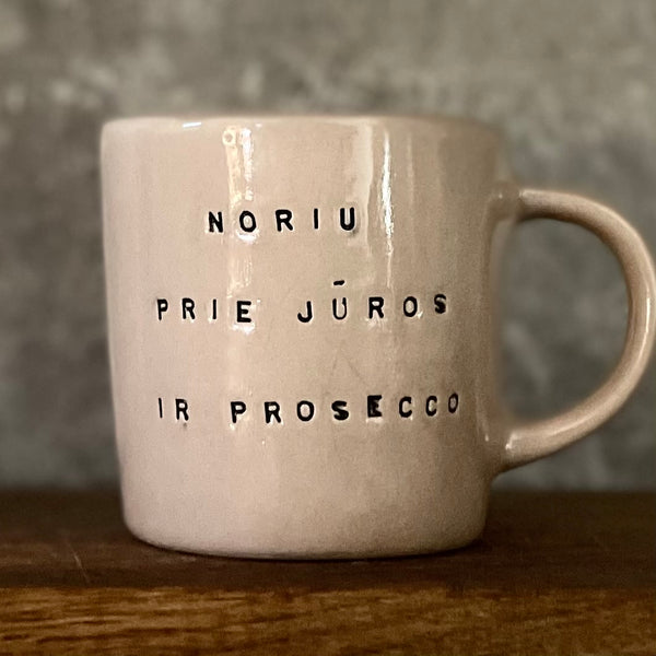 Puodelis su užrašu apie Prosecco