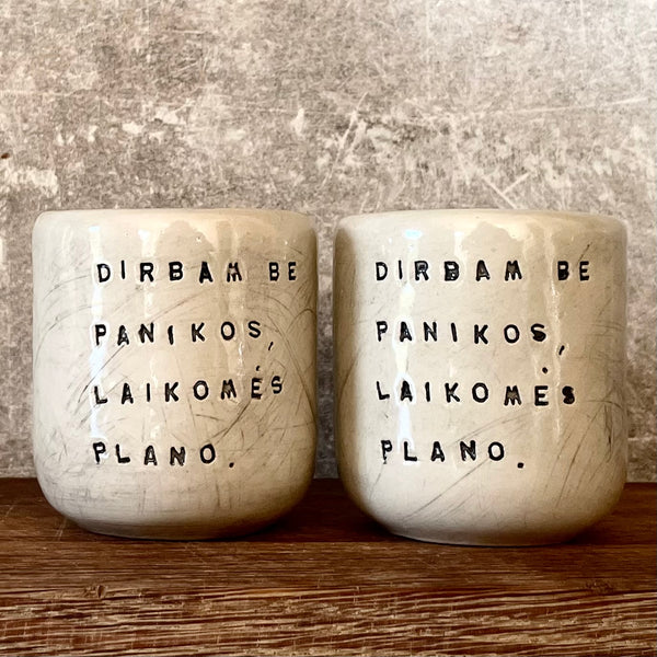 Mažiukai espresso puodeliai su tekstu apie darbą