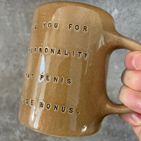 Gelsvai rusvas puodelis su linksmu užrašu