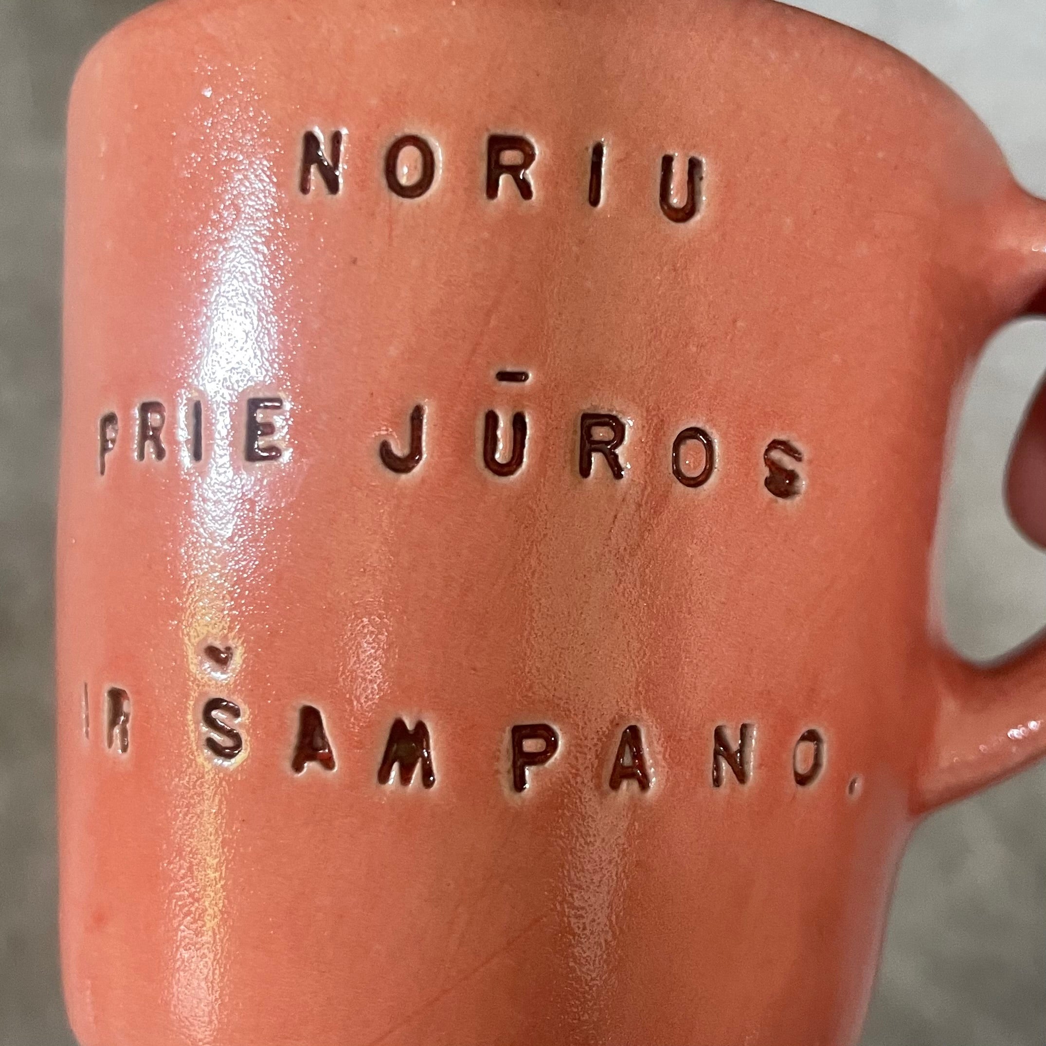 Raudonas mažas puodelis NORIU ŠAMPANO