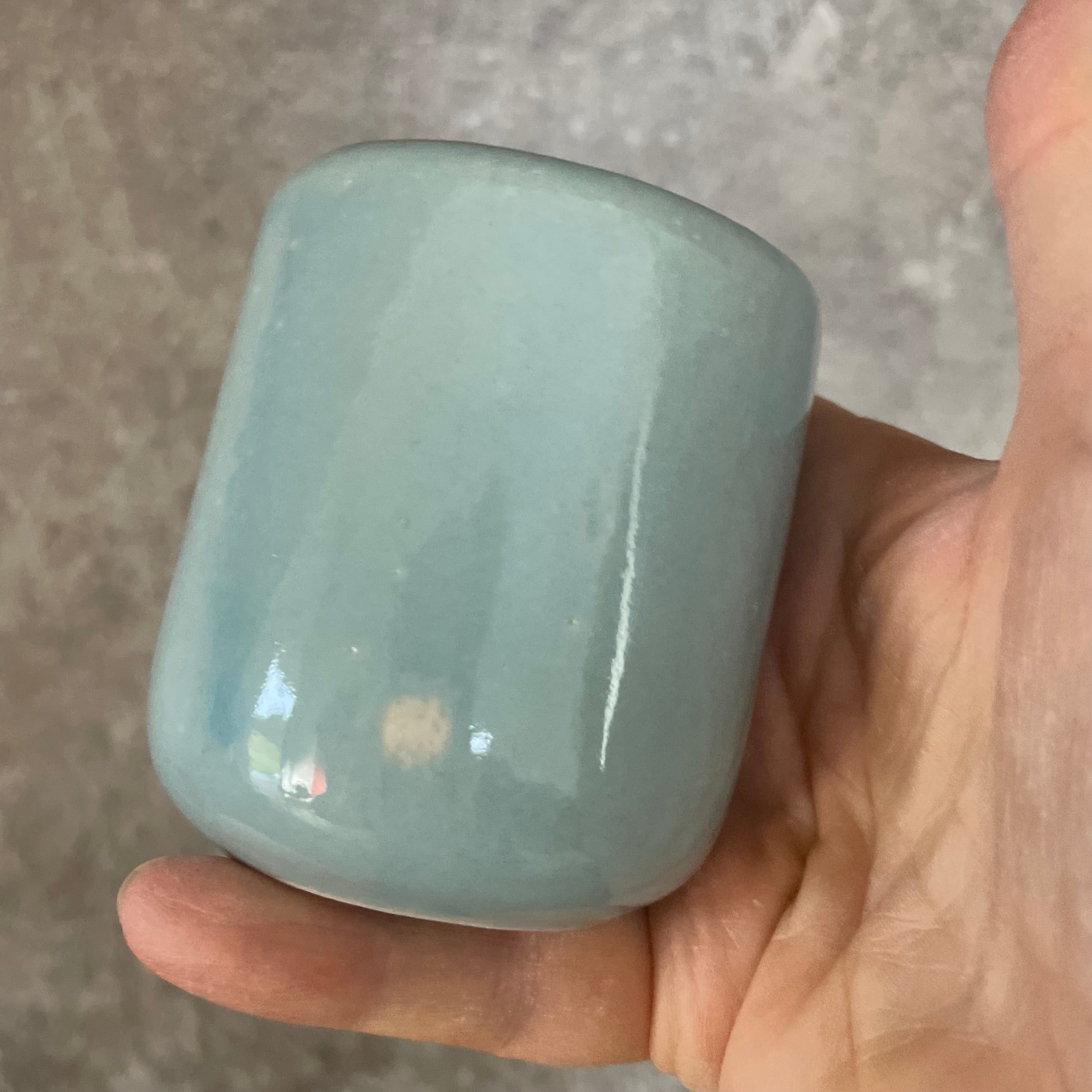 Du maži žydri puodeliai 'Let's kiss?'