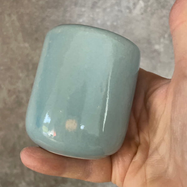 Du maži žydri puodeliai 'Let's kiss?'