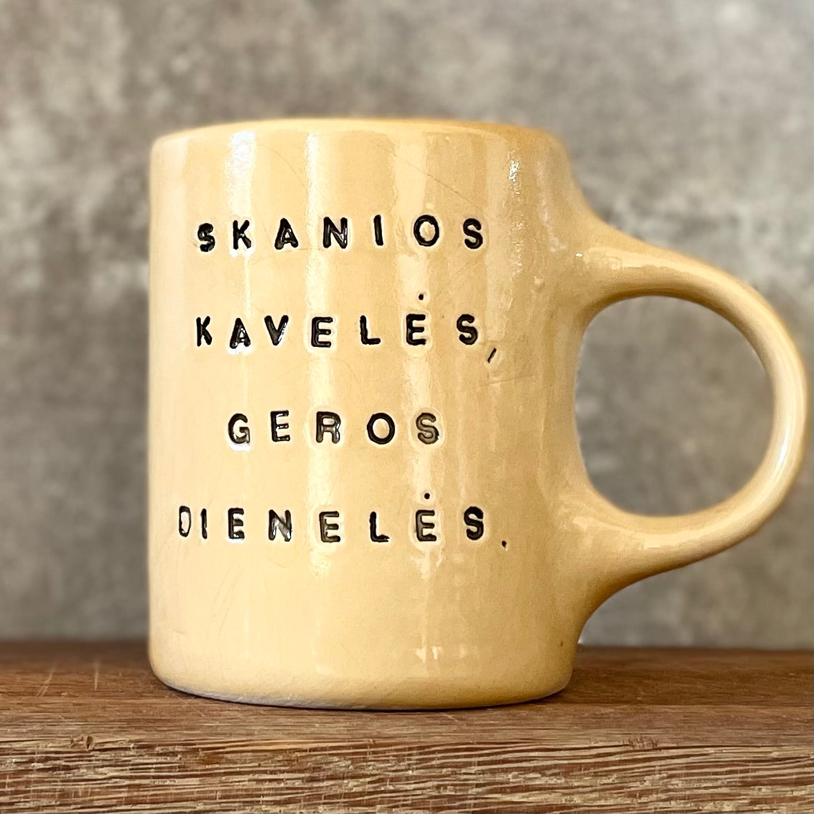 Puodelis su gerais palinkėjimais