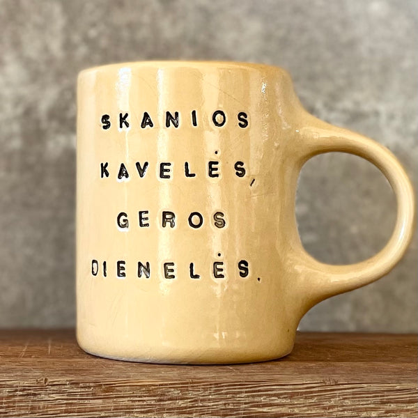 Puodelis su gerais palinkėjimais