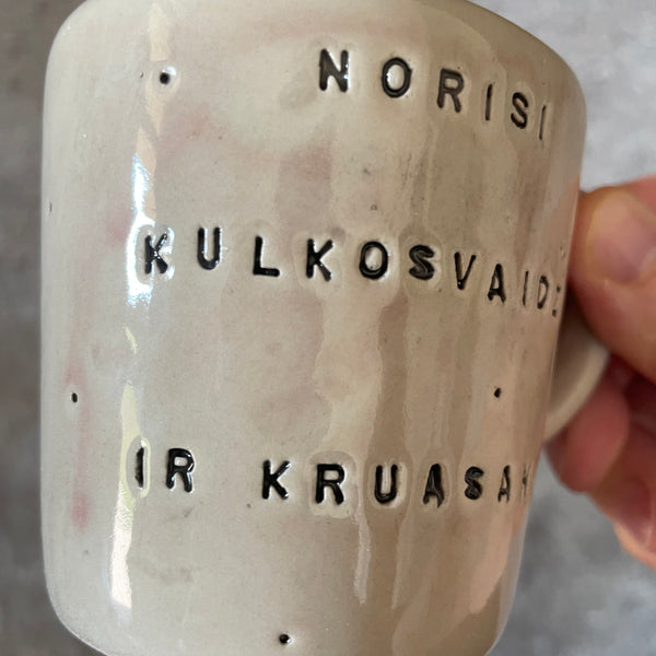 Mažas puodelis su linksmu užrašu
