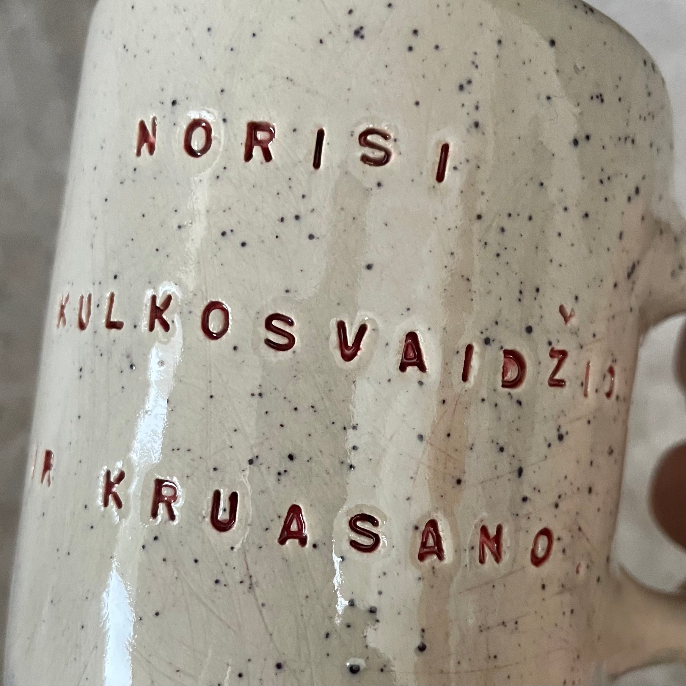 Du mieli taškuoti puodeliai