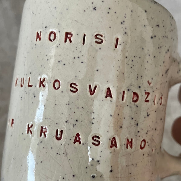 Du mieli taškuoti puodeliai