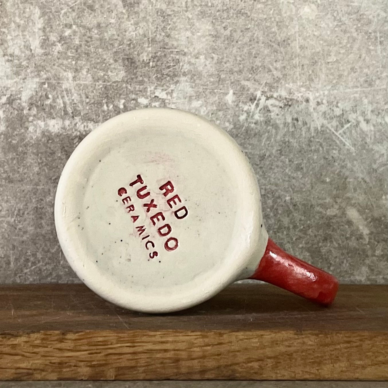 Puodelis su raudona rankena DO MORE