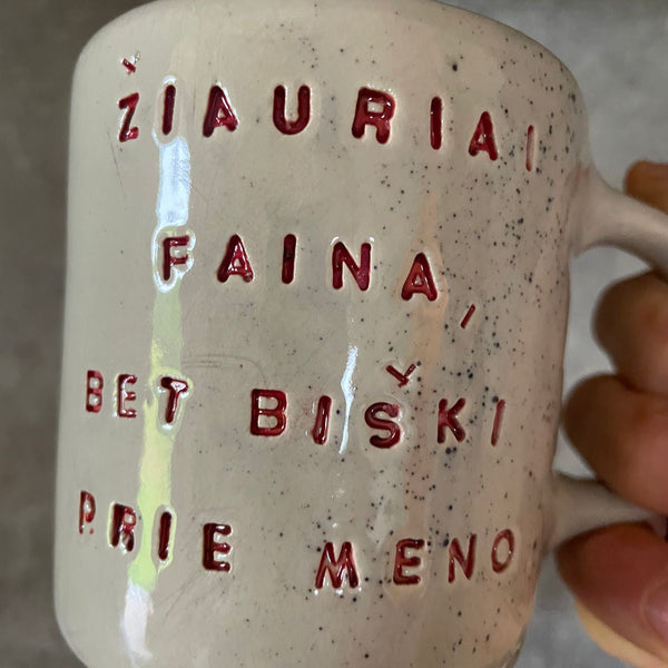 Taškuotas smagus puodelis jai