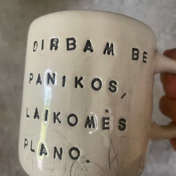 Baltas vidutinio dydžio puodelis apie darbą