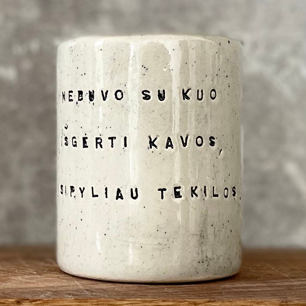 Puodelis su linksmu užrašu apie tekilą