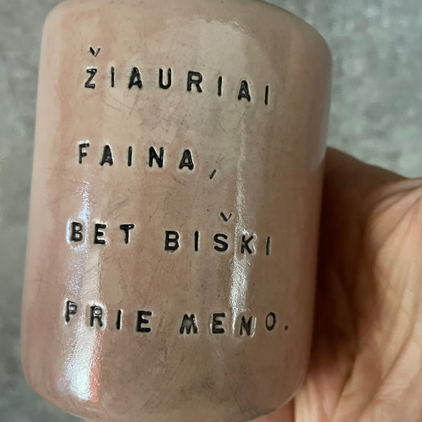 Puodelis su smagiu užrašu