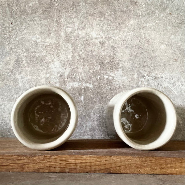 Off-white coffee mugs with words DABAR LĖČIAU