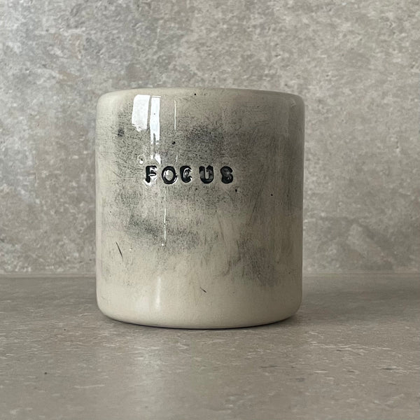 Puodelis su žodžiu "Focus"